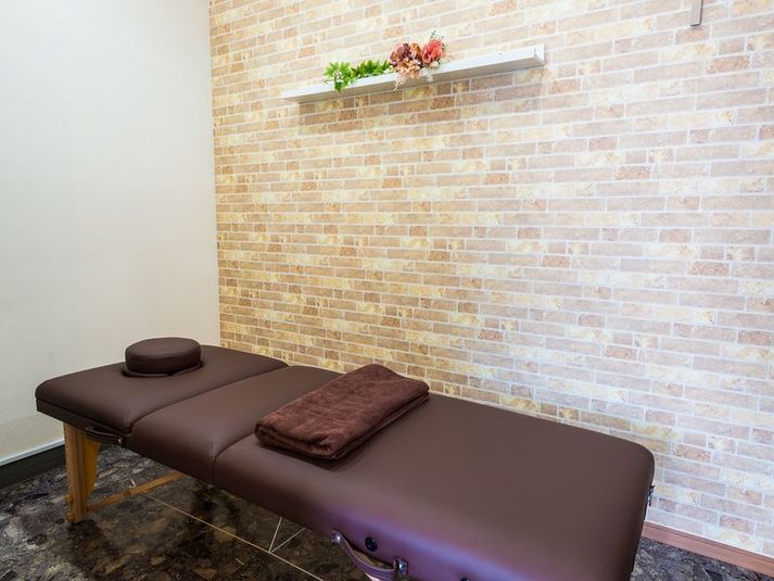 照明あり！広々とした店内のひと席をレンタル♪ - ネイルサロン　リラクゼーションMA愛宕店