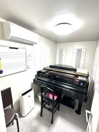 ヤマハ防音室アビテックスを使用してピアノの練習ができるお部屋です - ミュージックセンター岡南