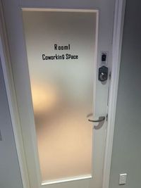 room1の扉からお入りください。 - 赤坂・溜池山王の貸スペース 【港区・赤坂】溜池山王駅徒歩3分！カフェスタイル会議室Room1の入口の写真