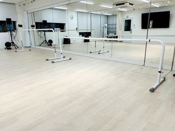 ２本。１本あたり横幅全長3ｍ(スチール)、バレエバー直径：42ｍｍ)、重量約14kg、支持脚シリコンカバー付、高さ調節式(7段階)80cm～110cm - スタジオneginegi スタジオneginegi 2階スタジオの設備の写真