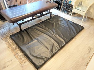 タイ古式用マット
縦200✕巾120✕厚さ5センチ
ベットを移動しましたらお手数ですが必ず元の位置にお戻しくださいませ。
よろしくお願いいたします - レンタルサロン浦和駅東口東仲町店 レンタルサロン浦和駅東口　東仲町店の設備の写真