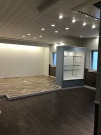 自然光も入ります。ソファを移動した場合です。8人掛けのテーブルと椅子は手前のスペースにあります。 - レンタルスペース「If」 多目的スペース　レンタルスペース「If」の室内の写真