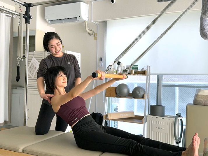 女性インストラクターが【初めての方】【体を動かすことが苦手な方】にも丁寧に教えます！楽しみながら【姿勢の改善】【不調の緩和】など生活改善をサポートします！ - ⁂マシンピラティス体験レッスン専用⁂ダイエットや姿勢改善に最適☆ ⁂マシンピラティス体験レッスン専用⁂学芸大学徒歩３分☆の室内の写真