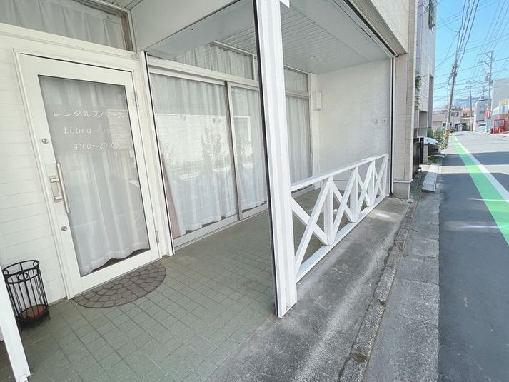 路面販売可能☆白いウッドデッキ☆電気と水道完備の軒下スペース - 【P有り】自然光入る大型テラス窓と白いウッドテラス/ダンスリブラ