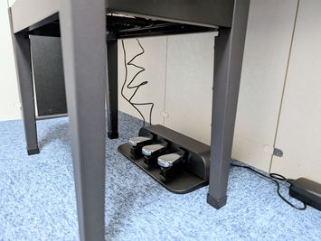 練習に便利な3ペダル - レンタボン・大山スタジオ Ａスタジオ　【エアコン・電子ピアノ付設・2.5帖】の室内の写真