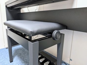 高さ調節可能な椅子 - レンタボン・大山スタジオ Ａスタジオ　【エアコン・電子ピアノ付設・2.5帖】の室内の写真