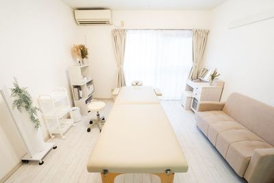 白を基調としたお部屋 - レンタルサロン LOHASIS 所沢の室内の写真