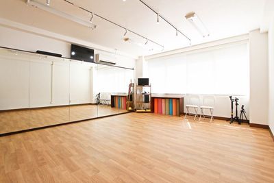 【リニューアル割引✨】王子駅1分ダンススタジオ｜幅9mの大型鏡＆49㎡の広々空間でのびのびダンス｜バレエバー、モニター無料貸出 - 王子駅前レンタルスタジオ「エクササイズハウス」