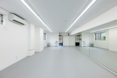 スタジオ面積は約62㎡（アクティブスペースは約35㎡）。鏡は8.4mあります。 - Step 東村山・東村山駅スタジオの室内の写真