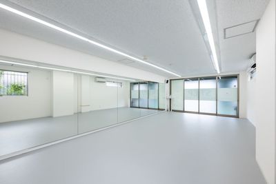 玄関幅が70ｃｍありますので、一般的なベビーカーや車椅子でしたら、そのまま入室可能です✨ - Step 東村山・東村山駅スタジオの室内の写真