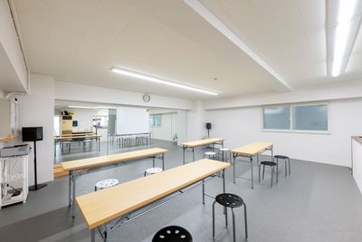 ホワイトボード　×　1
長机　×　4個（幅１８０ｃｍ）
椅子　×　１０脚
何れも無料にてご利用頂けます。 - Step 東村山・久米川駅前スタジオの室内の写真