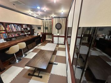 テーブルを２つ使うと１０人ほど座れます。 - Forest(パーティスペース) キッチン🍳冷蔵冷凍庫🌨️製氷機🧊流し💧ボドゲ🎲ダーツの室内の写真