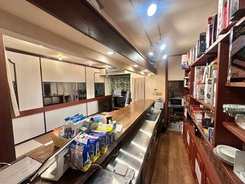 冷蔵庫、冷凍庫、製氷器、流し、がございます。 - Forest(パーティスペース) キッチン🍳冷蔵冷凍庫🌨️製氷機🧊流し💧ボドゲ🎲ダーツの室内の写真