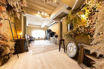 アンティークとドライフラワーの融合スペース - studio owl（スタジオオウル）錦糸町店｜撮影スタジオ 6m大型ドライフラワーとアンティークに包まれた本格的撮影スタジオの室内の写真