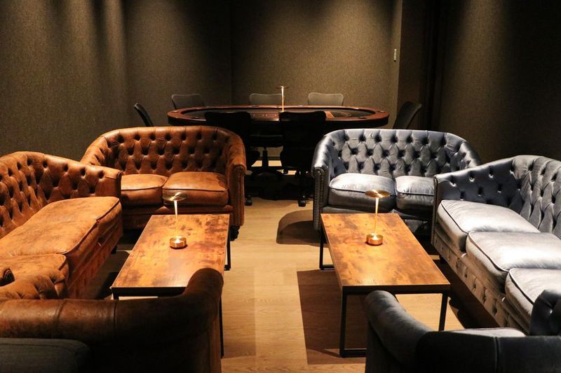 複数人でゆったりと過ごせるスペースです - BasisPoint Lounge 【飲み放題付き】ロイヤルエリア／ソファルームの室内の写真
