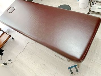 電動昇降ベッド - 北堀江レンタルサロンMe 電動ベッド有・施術用備品が充実の完全個室レンタルサロンの室内の写真