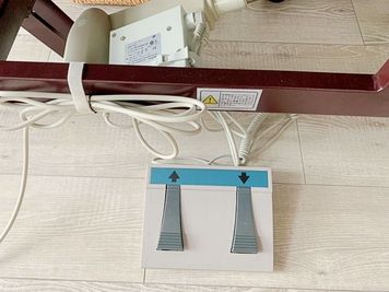電動昇降ベッド（ペダルを踏むだけで高さ調整が簡単にできます - 北堀江レンタルサロンMe 電動ベッド有・施術用備品が充実の完全個室レンタルサロンの室内の写真