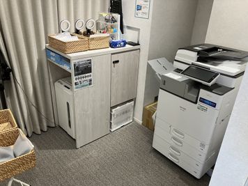 ご自由にお使いいただける貸出備品もございます。ご利用後は元の場所にお戻しください。 - SoloTime 流山おおたかの森 ROOM NK06（1名用完全個室）の室内の写真