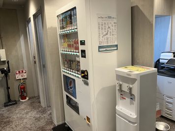 フリーベンドの自動販売機です。胡麻麦茶等を含む飲料が無料でお楽しみいただけます。 - SoloTime 武蔵小杉東急南口 7階 BOOTH BK09（1名用オープン席）の室内の写真