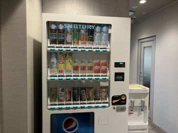 フリーベンドの自動販売機です。胡麻麦茶等を含む飲料が無料でお楽しみいただけます。 - SoloTime 武蔵小杉東急南口 7階 BOOTH BK09（1名用オープン席）の室内の写真