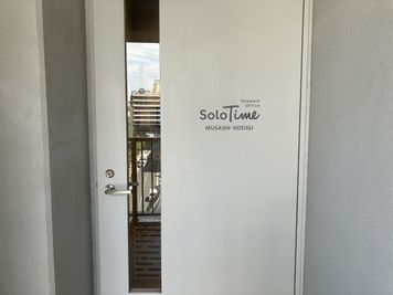 SoloTime 武蔵小杉東急南口 7階 BOOTH BK09（1名用オープン席）の室内の写真