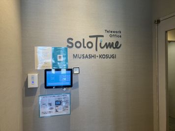 SoloTime 武蔵小杉東急南口 7階 BOOTH BK09（1名用オープン席）の室内の写真