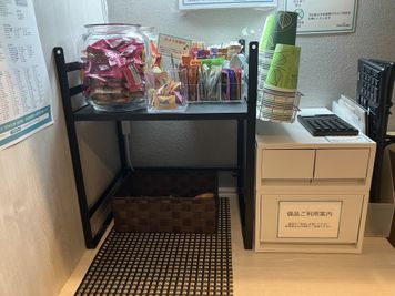お菓子・各種スープ・チキンラーメン等が無料でお楽しみいただけます。 - SoloTime 武蔵小杉東急南口 7階 ROOM KK04（1名用完全個室）の室内の写真