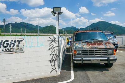 壁にはグラフィティ、オプションにてアメ車のレンタルも可能です。 - JOHNNY'S AUTO SERVICEの室内の写真