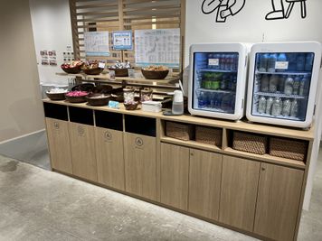 無印良品などのお菓子、ドリンクが無料でお楽しみいただけます。 - SoloTime 豊洲 ROOM 豊17（1名用完全個室/女性専用）の室内の写真