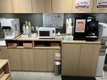 豊富なバラエティーのスープ・コーヒーも無料でご用意しております。 - SoloTime 豊洲 ROOM 豊17（1名用完全個室/女性専用）の室内の写真