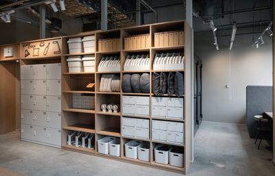 ご自由にお使いいただける貸出備品もございます。ご利用後は元の場所にお戻しください。 - SoloTime 豊洲 ROOM 豊17（1名用完全個室/女性専用）の室内の写真