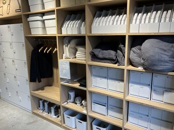 ご自由にお使いいただける貸出備品もございます。ご利用後は元の場所にお戻しください。 - SoloTime 豊洲 ROOM 豊17（1名用完全個室/女性専用）の室内の写真