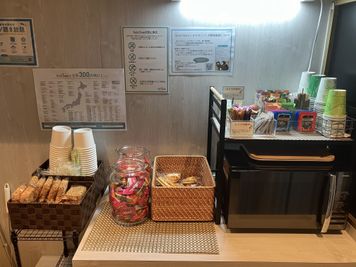 お菓子・各種スープ・チキンラーメン等が無料でお楽しみいただけます。 - SoloTime 武蔵小杉東急南口 6階 ROOM KK03（1名用オープン席/女性専用）の室内の写真