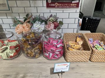 豊富なバラエティーのお菓子が無料でお楽しみいただけます。 - SoloTime 鶴見 ROOM TK02（1名用完全個室）の室内の写真
