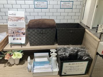 ご自由にお使いいただける貸出備品もございます。ご利用後は元の場所にお戻しください。 - SoloTime 鶴見 ROOM TK02（1名用完全個室）の室内の写真