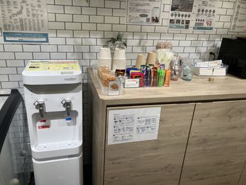 小腹が空いたときにぴったりなチキンラーメン・各種スープも無料です。 - SoloTime 鶴見 ROOM TK15（1名用完全個室）の室内の写真