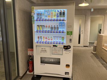 フリーベンドの自動販売機です。胡麻麦茶・黒烏龍茶を含む飲料が無料でお楽しみいただけます。 - SoloTime 鶴見 ROOM TK15（1名用完全個室）の室内の写真