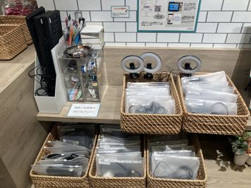 ご自由にお使いいただける貸出備品もございます。ご利用後は元の場所にお戻しください。 - SoloTime 鶴見 ROOM TK15（1名用完全個室）の室内の写真