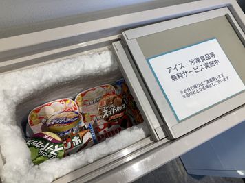 無料のアイスを沢山ご用意しています。運が良いと「ハーゲンダッツ」があることも…！？ - SoloTime 中目黒 BOOTH BK01（1名用オープン席）の室内の写真