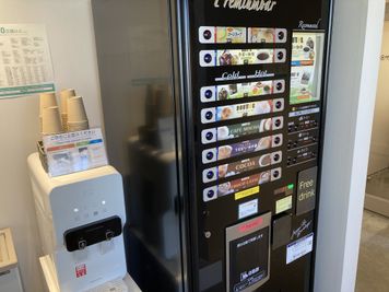 フリーベンドの自販機です。全種類の飲料を無料をお飲みいただけます。 - SoloTime 中目黒 BOOTH BK01（1名用オープン席）の室内の写真