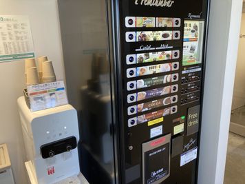 フリーベンドの自販機です。全種類の飲料を無料をお飲みいただけます。 - SoloTime 中目黒 ROOM NK07（1名用完全個室）の室内の写真