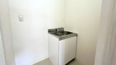 更衣室兼手洗い場としてご利用可能です。シンクは新品交換済みです（2024/08）。 - レンタルスタジオ おどルーム 大塚店の設備の写真