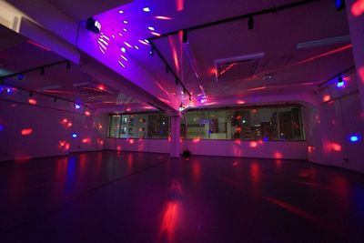 夜の超都心で楽しむ! - ミライスタジオ神田秋葉原 ミライスタジオ＜神田秋葉原Aスタジオ＞_なりたい自分になる。の室内の写真