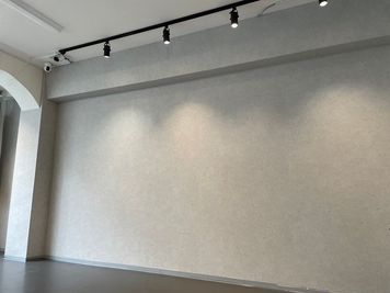 ”演者”をさらに引き立てる！
「映えスポット」コンクリートウォールが登場！

良い画が撮れましたら、写真や動画をシェアしてください！ - ミライスタジオ神田秋葉原 ミライスタジオ＜神田秋葉原Aスタジオ＞_なりたい自分になる。の室内の写真