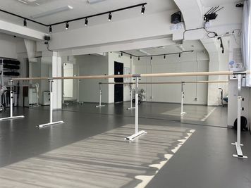 バレエバー 日本製　全長5ｍ＝2ｍ+1.5ｍ2本　高さ調整75-105cm　直径4.5cm 組立時間5分 - ミライスタジオ神田秋葉原 ミライスタジオ＜神田秋葉原Aスタジオ＞_なりたい自分になる。の設備の写真