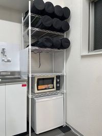 ヨガマット10枚、冷蔵庫　電子レンジ　浄水器紙コップで飲み放題　 - ミライスタジオ神田秋葉原 ミライスタジオ＜神田秋葉原Aスタジオ＞_なりたい自分になる。の設備の写真