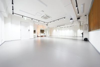 夜間の照明演出は白色→電球色にも調色可能 - ミライスタジオ神田秋葉原 ミライスタジオ＜神田秋葉原Aスタジオ＞_なりたい自分になる。の室内の写真