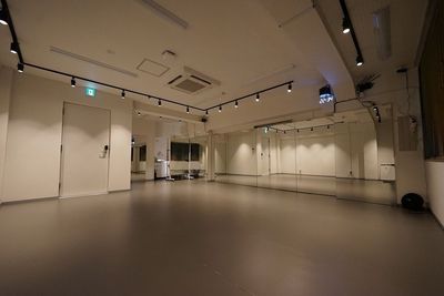 夜間照明演出で様々な種目や稽古に対応 - ミライスタジオ神田秋葉原 ミライスタジオ＜神田秋葉原Aスタジオ＞_なりたい自分になる。の室内の写真