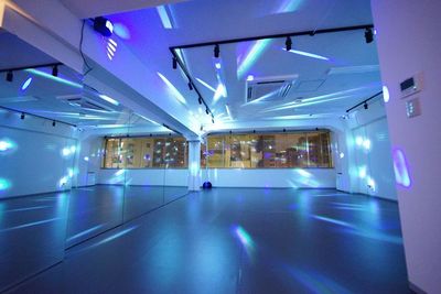 サウンドアクティブ照明で爽快にダンスなど楽しめます - ミライスタジオ神田秋葉原 ミライスタジオ＜神田秋葉原Aスタジオ＞_なりたい自分になる。の室内の写真