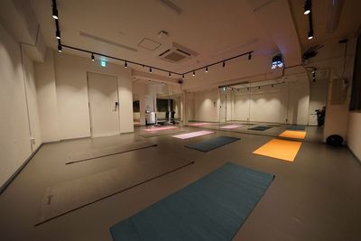 静寂の夜ヨガ・ピラティス・ストレッチ - ミライスタジオ神田秋葉原 ミライスタジオ＜神田秋葉原Aスタジオ＞_なりたい自分になる。の室内の写真